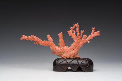 A Chinese red coral group with ladies during a tea ceremony in a garden, 19th/20th C.