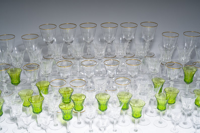 Een bijzonder uitgebreide collectie glazen in kleurloos en deels gekleurd gelaagd kristal, Val Saint Lambert, Belgi&euml;, 20ste eeuw