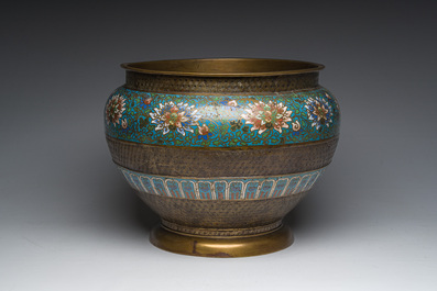 A large Japanese cloisonn&eacute; jardini&egrave;re with floral design, Meiji, 19th/20th C.