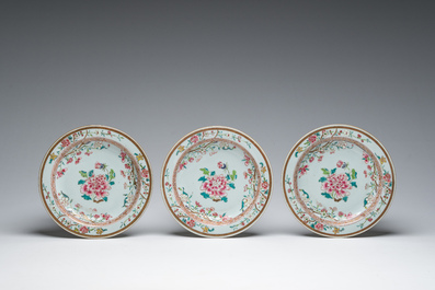 Eleven Chinese Imari style and famille rose plates with floral design, Yongzheng/Qianlong