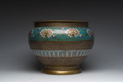 A large Japanese cloisonn&eacute; jardini&egrave;re with floral design, Meiji, 19th/20th C.