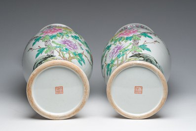 Deux pairs de vases en porcelaine de Chine famille rose et famille verte &agrave; d&eacute;cor d'oiseaux parmi des branches fleuries et de sc&egrave;nes anim&eacute;es, 20&egrave;me s.