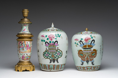 Deux pots couverts &agrave; d&eacute;cor de paniers &agrave; fleurs et un vase de Canton mont&eacute; en lampe, 19&egrave;me si&egrave;cle