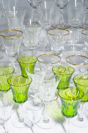Een bijzonder uitgebreide collectie glazen in kleurloos en deels gekleurd gelaagd kristal, Val Saint Lambert, Belgi&euml;, 20ste eeuw