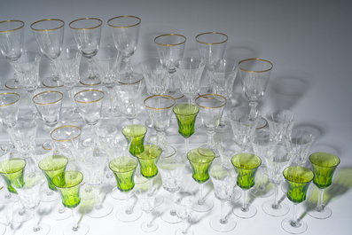 Een bijzonder uitgebreide collectie glazen in kleurloos en deels gekleurd gelaagd kristal, Val Saint Lambert, Belgi&euml;, 20ste eeuw