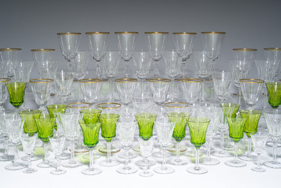 Een bijzonder uitgebreide collectie glazen in kleurloos en deels gekleurd gelaagd kristal, Val Saint Lambert, Belgi&euml;, 20ste eeuw