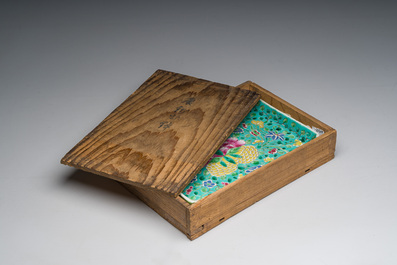 A Chinese famille rose serving dish with floral design, Jiaqing mark, in a Japanese tomobako, 19th/20th C.