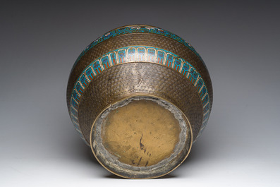 A large Japanese cloisonn&eacute; jardini&egrave;re with floral design, Meiji, 19th/20th C.