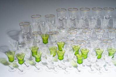 Een bijzonder uitgebreide collectie glazen in kleurloos en deels gekleurd gelaagd kristal, Val Saint Lambert, Belgi&euml;, 20ste eeuw