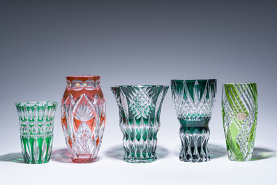 Een gevarieerde en interessante collectie deels gekleurd gelaagd kristal, voornamelijk Val Saint Lambert, 20ste eeuw