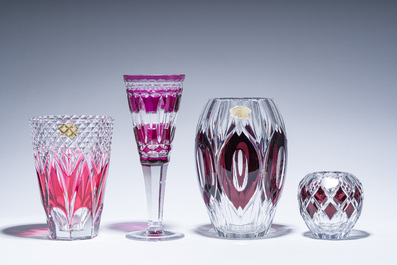Een gevarieerde en interessante collectie deels gekleurd gelaagd kristal, voornamelijk Val Saint Lambert, 20ste eeuw