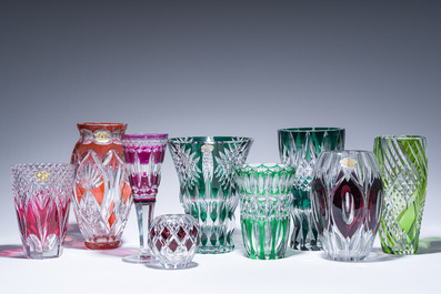 Een gevarieerde en interessante collectie deels gekleurd gelaagd kristal, voornamelijk Val Saint Lambert, 20ste eeuw