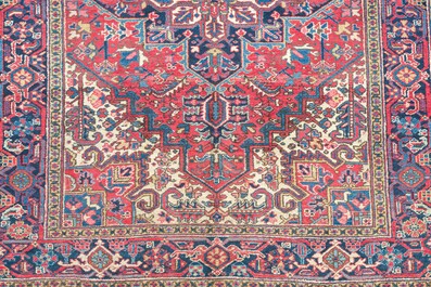 A Persian Heriz rug with floral design, wool on cotton, 20th C.