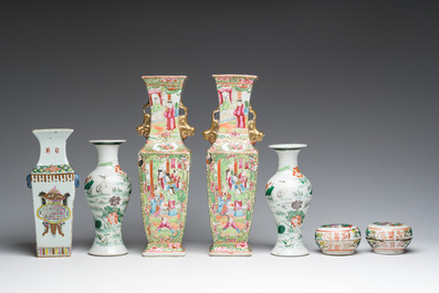 A varied collection of Chinese famille rose and famille verte porcelain, 19th/20th C.