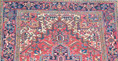 A Persian Heriz rug with floral design, wool on cotton, 20th C.