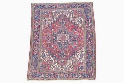 A Persian Heriz rug with floral design, wool on cotton, 20th C.
