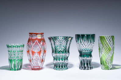 Een gevarieerde en interessante collectie deels gekleurd gelaagd kristal, voornamelijk Val Saint Lambert, 20ste eeuw