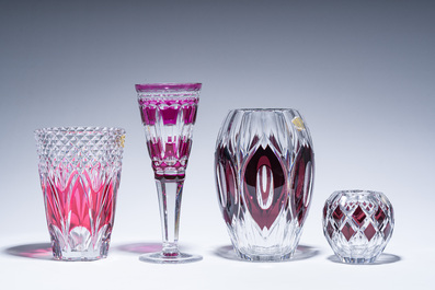 Een gevarieerde en interessante collectie deels gekleurd gelaagd kristal, voornamelijk Val Saint Lambert, 20ste eeuw