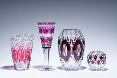 Een gevarieerde en interessante collectie deels gekleurd gelaagd kristal, voornamelijk Val Saint Lambert, 20ste eeuw