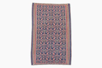 A Persian Senneh Kelim (Kilim) rug with floral design, wool on cotton, 20th C.