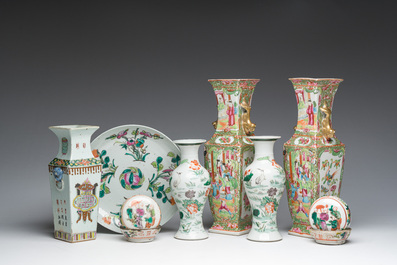 A varied collection of Chinese famille rose and famille verte porcelain, 19th/20th C.
