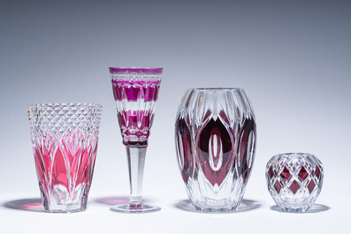 Een gevarieerde en interessante collectie deels gekleurd gelaagd kristal, voornamelijk Val Saint Lambert, 20ste eeuw