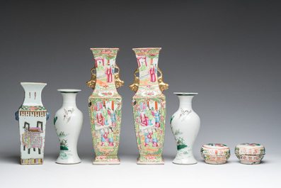 A varied collection of Chinese famille rose and famille verte porcelain, 19th/20th C.