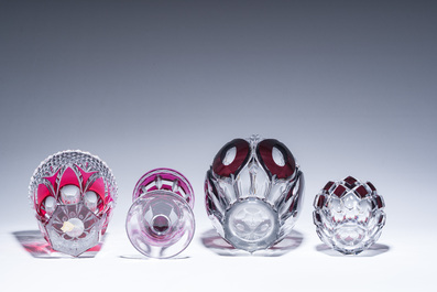 Een gevarieerde en interessante collectie deels gekleurd gelaagd kristal, voornamelijk Val Saint Lambert, 20ste eeuw