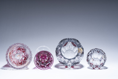 Een gevarieerde en interessante collectie deels gekleurd gelaagd kristal, voornamelijk Val Saint Lambert, 20ste eeuw