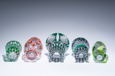 Een gevarieerde en interessante collectie deels gekleurd gelaagd kristal, voornamelijk Val Saint Lambert, 20ste eeuw