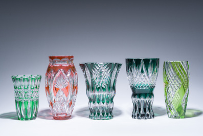 Een gevarieerde en interessante collectie deels gekleurd gelaagd kristal, voornamelijk Val Saint Lambert, 20ste eeuw
