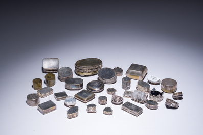A varied collection of 33 pill boxes in silver and (silver-plated) metal finished with mother-of-pearl, turquoise, etc., various origins, 20th C.