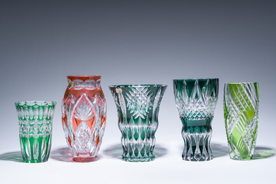 Een gevarieerde en interessante collectie deels gekleurd gelaagd kristal, voornamelijk Val Saint Lambert, 20ste eeuw