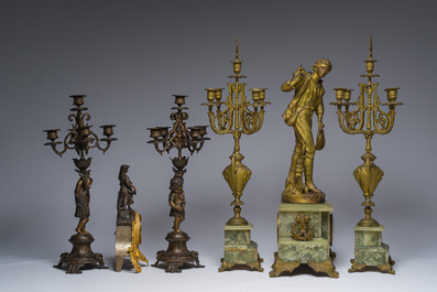 Deux garnitures de chemin&eacute;e en trois pi&egrave;ces en zamak dor&eacute; et patin&eacute; et marbre onyx surmont&eacute;es de figures, France, 19&egrave;me/20&egrave;me si&egrave;cle