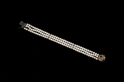 A children's bracelet in 14 carat gold finished with pearls and diamonds, marked LvM, 20th C.
