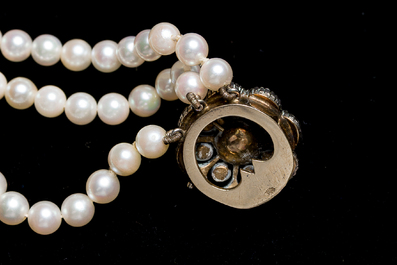 A children's bracelet in 14 carat gold finished with pearls and diamonds, marked LvM, 20th C.