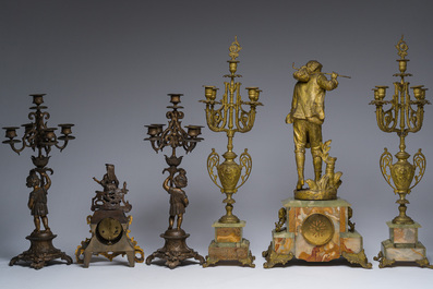 Deux garnitures de chemin&eacute;e en trois pi&egrave;ces en zamak dor&eacute; et patin&eacute; et marbre onyx surmont&eacute;es de figures, France, 19&egrave;me/20&egrave;me si&egrave;cle