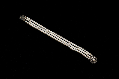 A children's bracelet in 14 carat gold finished with pearls and diamonds, marked LvM, 20th C.