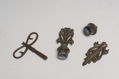 Deux garnitures de chemin&eacute;e en trois pi&egrave;ces en zamak dor&eacute; et patin&eacute; et marbre onyx surmont&eacute;es de figures, France, 19&egrave;me/20&egrave;me si&egrave;cle