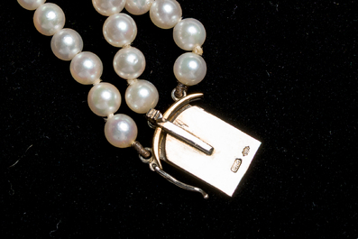 A children's bracelet in 14 carat gold finished with pearls and diamonds, marked LvM, 20th C.