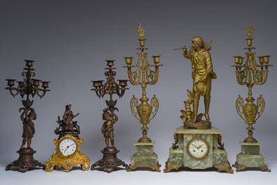 Deux garnitures de chemin&eacute;e en trois pi&egrave;ces en zamak dor&eacute; et patin&eacute; et marbre onyx surmont&eacute;es de figures, France, 19&egrave;me/20&egrave;me si&egrave;cle