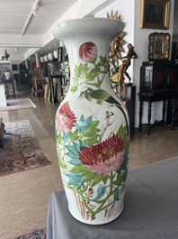 A Chinese qianjiang cai vase with a bird among blossoming branches, 19th/20th C.