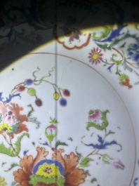 A pair of Chinese famille rose 'Pompadour' plates, Qianlong