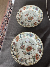 A pair of Chinese famille rose 'Pompadour' plates, Qianlong