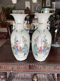 A pair of Chinese famille rose 'animated palace scene' vases, 19th/20th C.