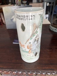 Twee opengewerkte Chinese famille rose en qianjiang cai hoedensteunen met figuren in een landschap en floraal decor, 19de/20ste eeuw