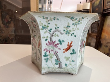 A hexagonal Chinese famille rose jardini&egrave;re with floral design, 19th C.