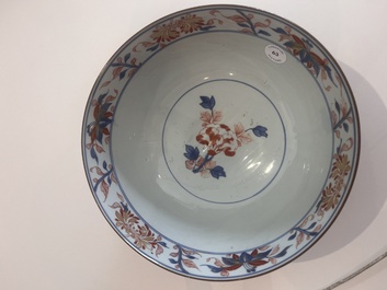 A Chinese Imari style bowl with floral design, Qianlong/Jiaqing
