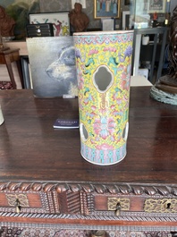 Twee opengewerkte Chinese famille rose en qianjiang cai hoedensteunen met figuren in een landschap en floraal decor, 19de/20ste eeuw