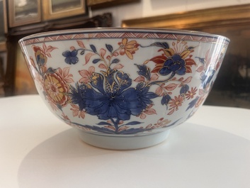 A Chinese Imari style bowl with floral design, Qianlong/Jiaqing